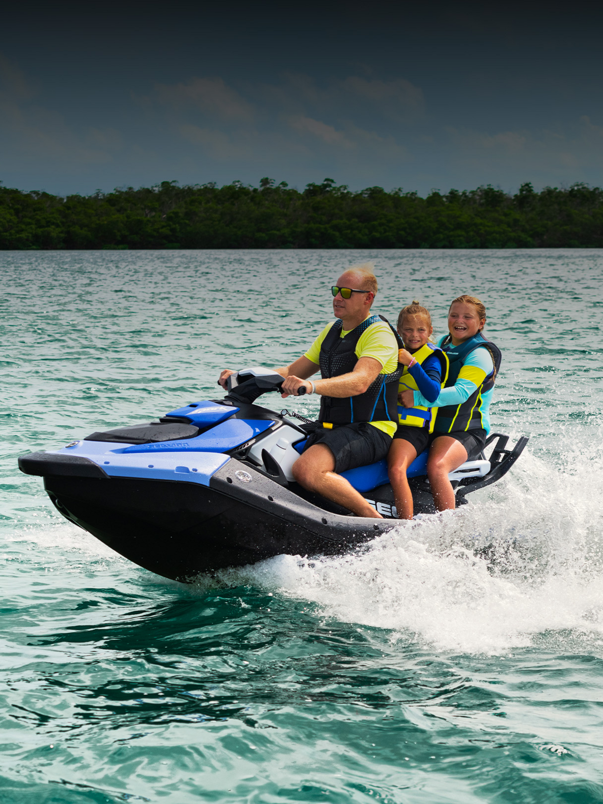 SeaDoo Vater mit zwei Kindern fährt mit SeaDoo.