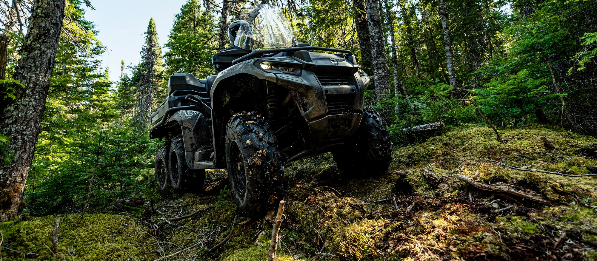 Leidenschaft ohne Kompromisse Can-Am ATV auf unwegsamen Gelände im Wald.
