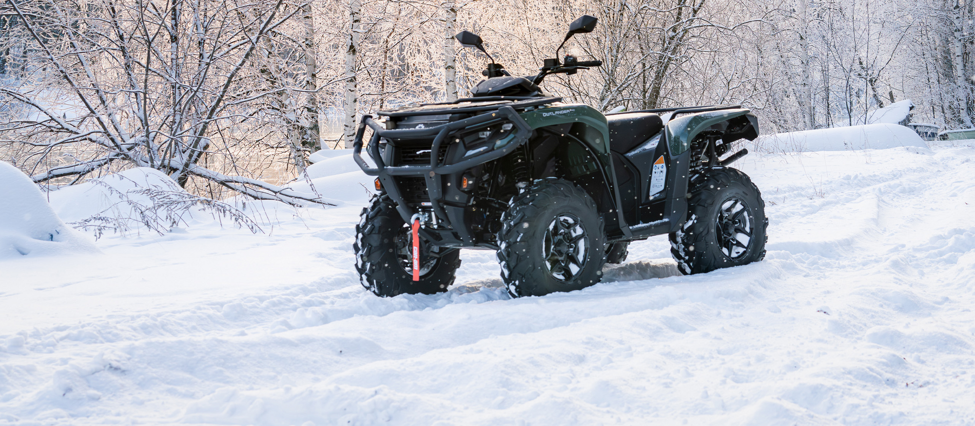 Leidenschaft ohne Kompromisse Can-Am ATV in Winterlandschaft