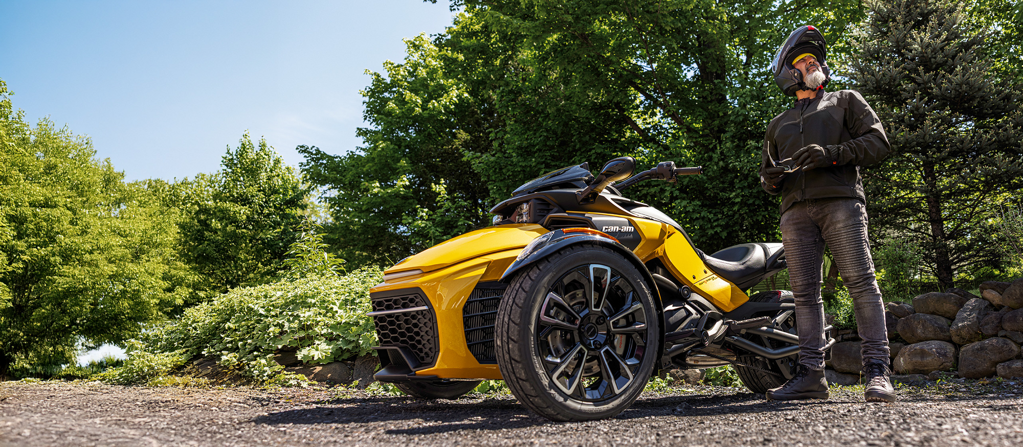 Drei Räder. Unendliche Freiheit. Gelbes, dreirädriges Motorrad von Can-Am