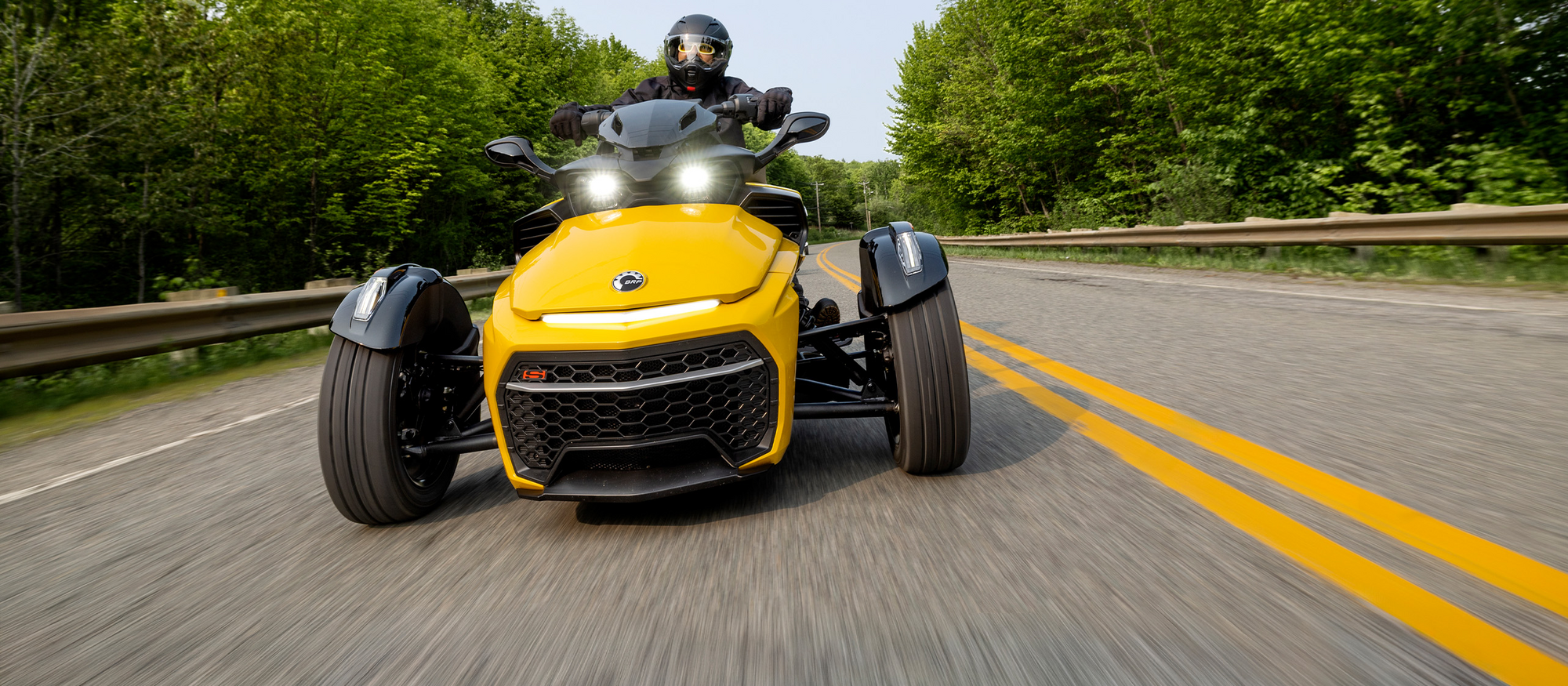 Drei Räder. Unendliche Freiheit. Gelbes, dreirädriges Motorrad von Can-Am