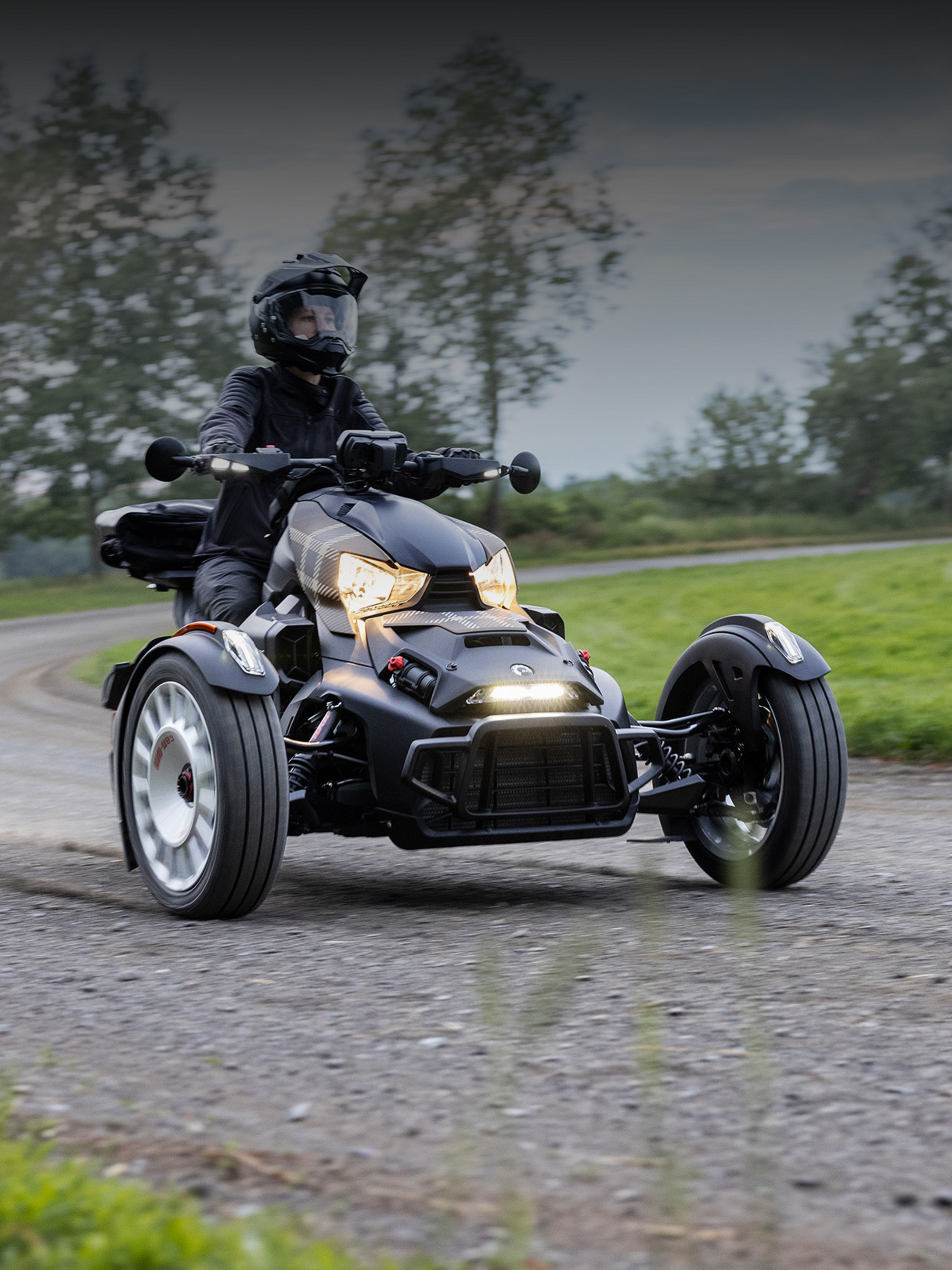 Can-Am On Road Person fährt mit Can-Am Ryker über Schotterstraße.